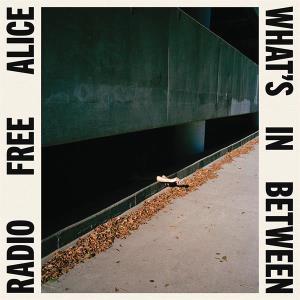 Radio Free Alice – What's In Between · Vinilo Cream Indie Exclusive Firmado 140 g LP (RESERVA – se envía a partir del 30/10)