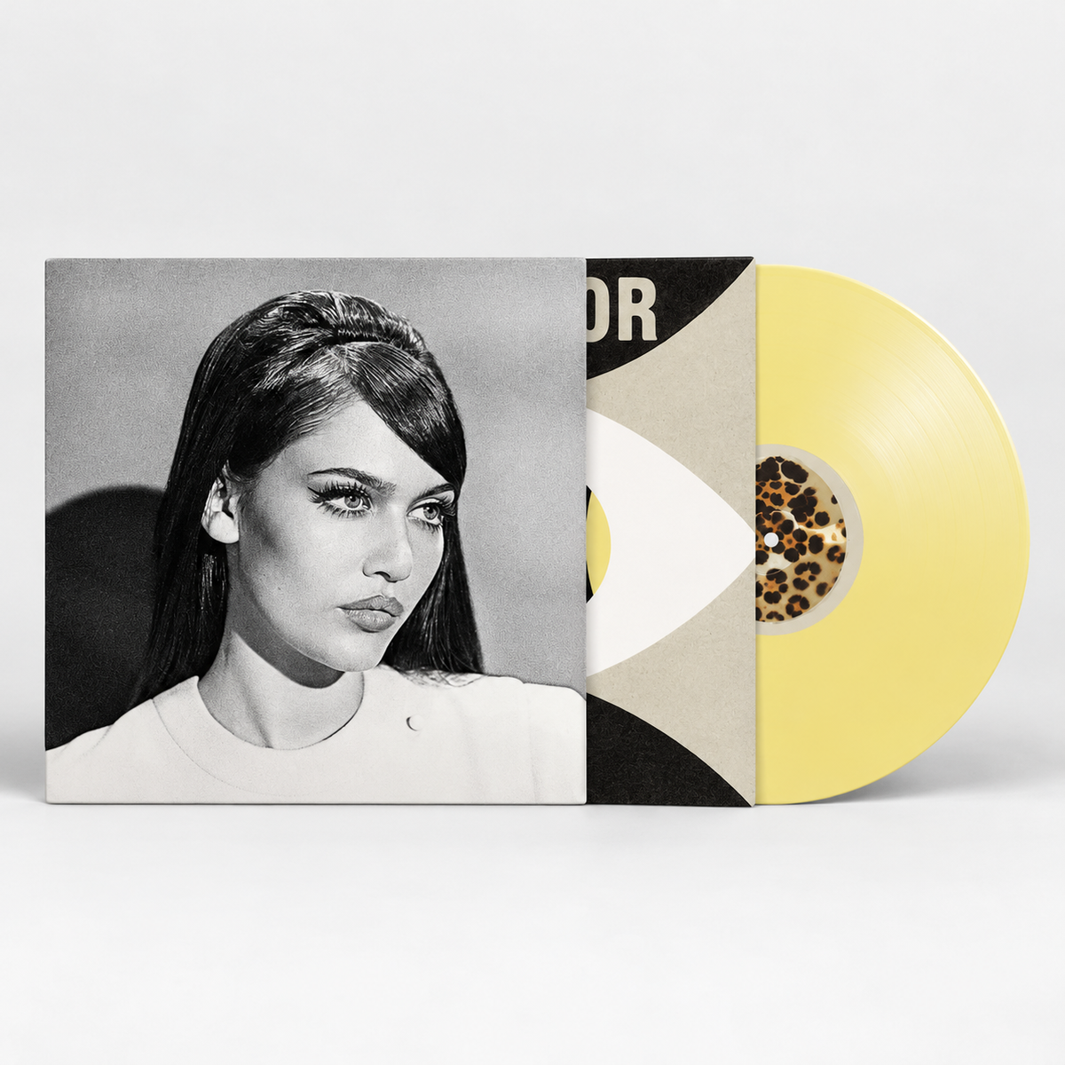 Sienna Spiro – Visitor Deluxe Unplugged · Edición sin firmar, portada y vinilo amarillo visibles; montaje ilustrativo a partir de fotografía de referencia